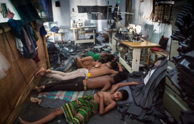 Завод по пошиву одежды в Бангладеш с детьми в качестве швей