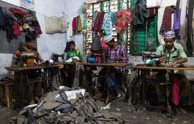 Завод по пошиву одежды в Бангладеш с детьми в качестве швей