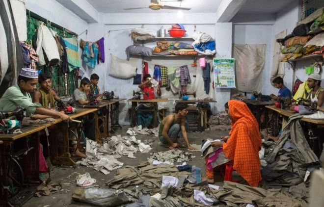 Завод по пошиву одежды в Бангладеш с детьми в качестве швей
