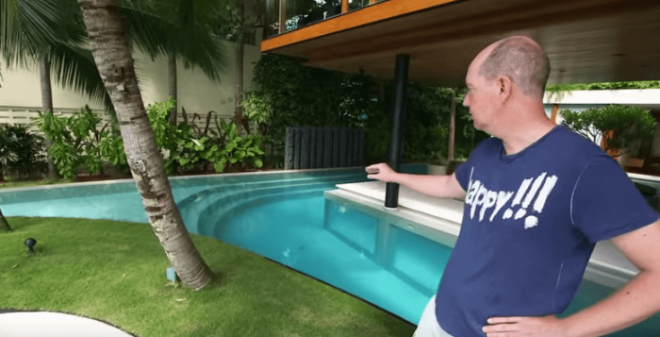 Под водной толщей хозяин построил для себя комнату для просмотра фильмов