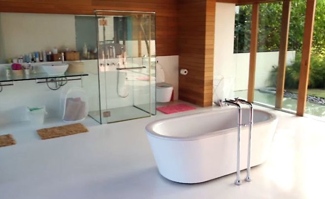 Ванная комната в доме стоимостью в несколько миллионов долларов
