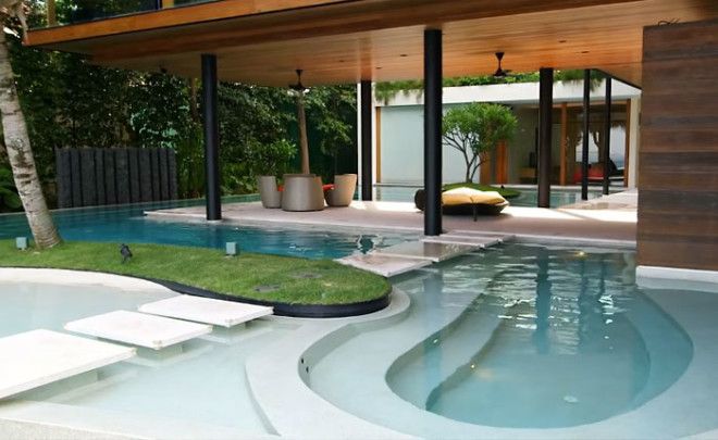 Фигурный бассейн заполненный морской водой