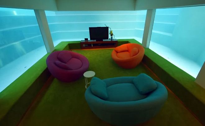 Бассейн одно из главных украшений этого дома