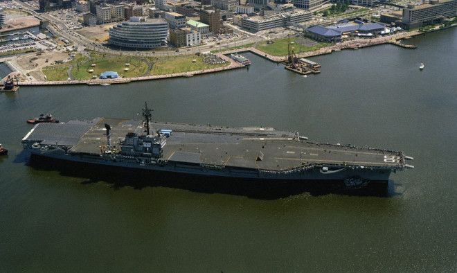 USS America Стоимость 34 млрд America является одним из новейших кораблей ВМС США Это чудо военной техники на палубе которого ждут своего часа 34 штурмовых самолета способно преломить исход любого сражения Дальность хода USS America превышает 22 000 морские мили настоящая самоходная крепость с опцией уничтожения