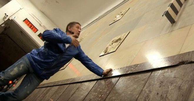 Что делатьесли упал на рельсы в метроЭта инструкция может спасти вам жизнь