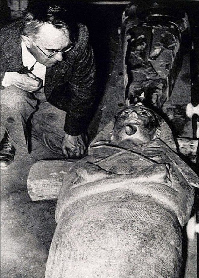 Пьер Монте возле саркофага фараона. | Фото: proxy11.media.online.ua.