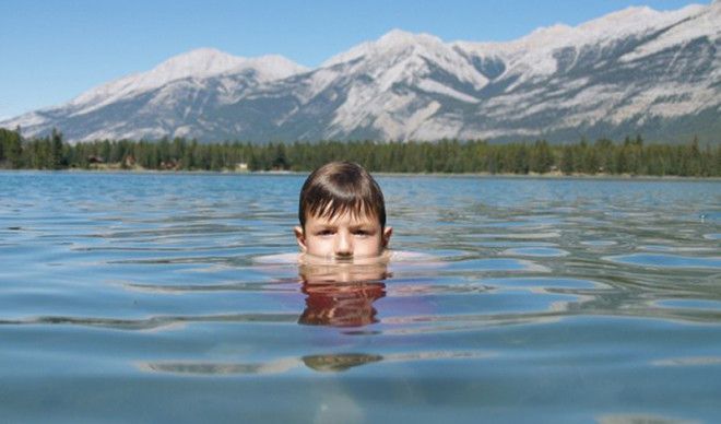 Исши Эта неизвестная науке тварь обитает в озере Икеда Исши несколько раз появлялся на публике так по крайней мере уверяют местные газеты Кроме того чудовище было замечено и японскими военными В 1961 году на поверхность озера упал вертолет и солдатам пришлось искать его останки эхолокатором Помимо стальных обломков водолазы обнаружили странное создание которое быстро скользнуло во тьму от света прожекторов