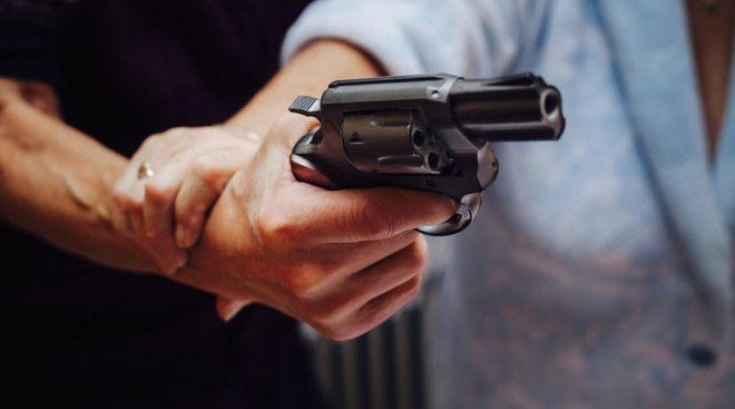 Chiefs Special Stainless М60 Странно но малыш SmithWesson 38го калибра стал самым опасным криминальным оружием мира Достать его проще чем автоматический пистолет он точнее и прекрасно приспособлен к скрытому ношению