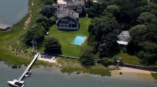 Дом Гейтса Сам Билл Гейтс кажется скромным и вполне дружелюбным человеком но свой дом он охраняет жестко Высокотехнологичная система вычисляет несанкционированное проникновение при помощи тепловых радаров а посетителям приходится носить специальные датчики свойчужой