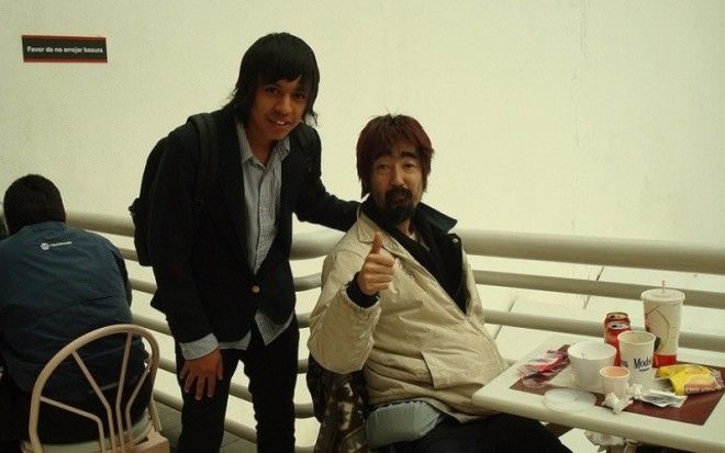 Хироши Нохара Наверное самый экстравагантный житель аэропорта в этом в списке Японец Хироши Нохара по собственной воле и как он сам выразился &nbsp;без особых на то причин поселился в терминале первого международного аэропорта БенитоХуарес в Мехико У уроженца Токио имелась и виза и обратный билет но покидать аэропорт он категорически отказывался Все 4 месяца проведенные на новом месте жительства Хироши питался на деньги которые ему подкидывали пассажиры либо ел то чем его угощали сотрудники ресторанов быстрого питания По слухам в декабре к успевшему уже к тому времени прославиться японцу пришла некая японка которая предложила ему пойти с ней Нохара на предложение согласился и в аэропорт так больше и не вернулся