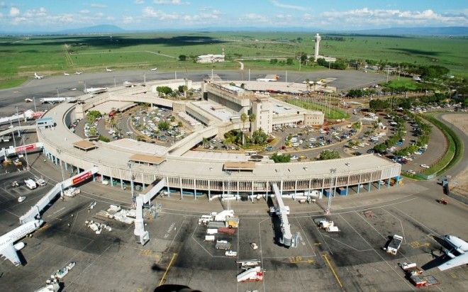 Санджай Шах Несколько более комично сложилась судьба Санджай Шаха жителя Кении мечтавшего жить и работать на туманном Альбионе Отказавшись в 2004 году от кенийского гражданства Санджай захватил с собой из документов лишь паспорт гражданина заморских территорий Великобритании и отправился в путь Но паспортный контроль не счел это веским аргументом для переезда и незадачливого кенийца отправили обратно домой Протестуя против такой несправедливости со стороны британских властей и побоявшись вернуться в Кении его скорее всего бы ждал арест Санджай больше чем на год поселился в аэропорту Найроби Он таки добился своего и в июле 2005 года получив британский паспорт улетел на свою новую родину