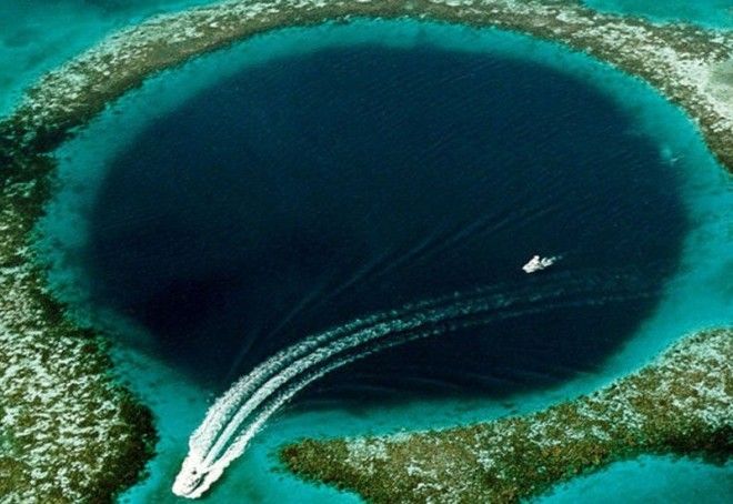 Атолл Бикини Маршалловы острова Убийственная красота Некогда прекрасный коралловый атолл стал всемирно известен в 1950х годах благодаря испытаниям ядерного оружия Всего на Маршалловых островах было взорвано около 70 зарядов из них 23 непосредственно на Бикини на земле под водой или в воздухе Как ни странно на атолле есть люди несмотря на до сих пор зашкаливающий уровень радиации ученые регулярно проводят мониторинг того что осталось от почвы и кораллов пытаясь найти способы дезактивации смертельных изотопов