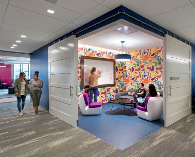 Жизнерадостный дизайн комнаты для переговоров