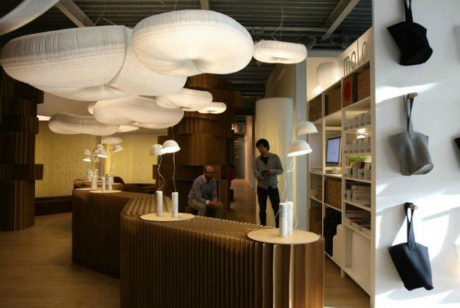 Рабочее пространство с оригинальной дизайнерской мебелью