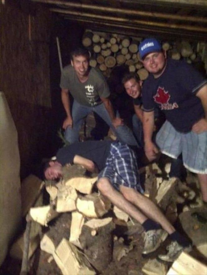 Пьяные люди прилегли немного отдохнуть