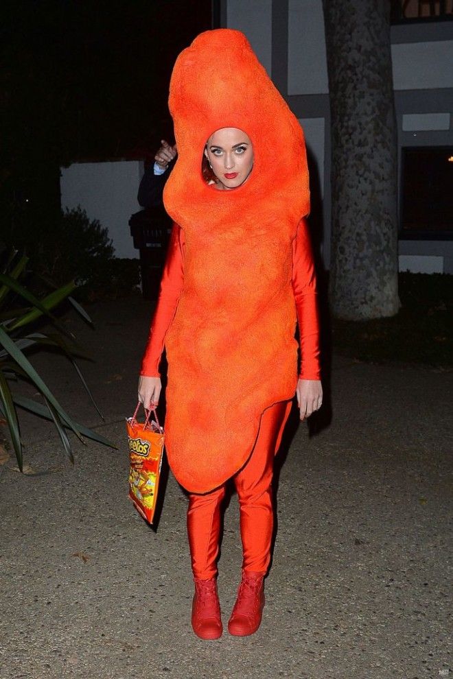 Театр абсурда 11 самых нелепых костюмов звезд на Хэллоуин