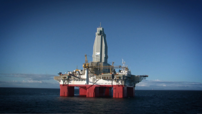 Бурильщики&nbsp; Описание профессии бурильщика который работает на буровой платформе поначалу можно спутать с рекламным буклетом приглашающим в круиз на пароме класса люкс трехразовое питание проживание в отдельных каютах морской воздух сауна тренажерный зал В действительности же оказывается что море ледяное в каюту приходят только поспать после 12часовой смены баня одно из немногих развлечений а трехразовое питание это не роскошь а необходимость без которой физически невозможно справляться с нереальными нагрузками Герои программы Платформа в рамках цикла Сделано в России на Discovery Channel работают на полупогружной буровой установке Полярная звезда единственной в России позволяющей добывать газ на глубине 75 километров Их вахта длится 30 дней которые они проводят в открытом море в 28ми километрах от Сахалинского берега С любой форсмажорной ситуацией бригада должна справиться самостоятельно поскольку времени дожидаться помощи с большой земли может не оказаться Между тем этих чрезвычайных происшествий за одну только смену может быть более чем достаточно Штормы и ураганы раскачивающие огромную установку как поплавок отравление газом взрыв рухнувшие десятитонные балки сорвавшийся с подъемного крана груз упавшая железная цепь что угодно может пойти не так Поэтому герои проекта Платформа регулярно отрабатывают действия по сигналу учебной тревоги а также проходят тренинги по выживанию в экстремальных ситуациях 3 дня изнурительных физических и психологических тестов как на ориентирование на местности так и на оказание первой помощи и спасения из тонущего вертолета&nbsp; Впрочем не застрахованы даже самые опытные бурильщики поскольку море одно из самых непредсказуемых мест в мире В 2011 году произошла крупнейшая катастрофа в истории российской шельфовой газодобычи мирно шедшая на буксире к Сахалину платформа Кольская попала в сильный шторм и перевернулась погибло 53 человека В 2015 году в Каспийском мор на нефтяной платформе Гюнешли вспыхнул пожар изза повреждения подводного газопровода в результате погибло 7 человек и еще 23 считаются пропавшими без вести&nbsp; Смотрите программу Платформа по будням в 2300 на Discovery Channel