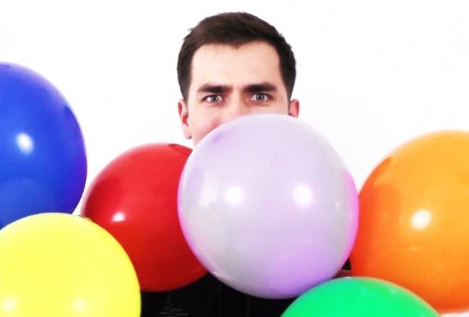 Кто же не пробовал вдохнуть воздух из гелиевых шариков? :-)